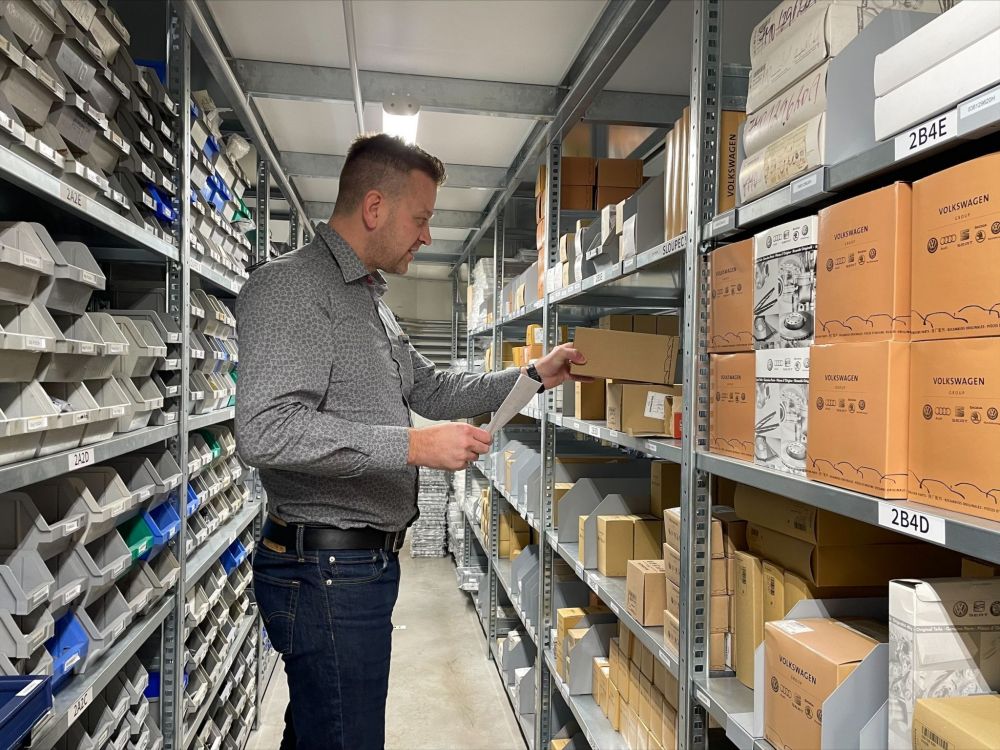 Prodejce náhradních dílů na vozy / skladník